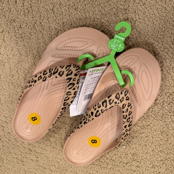 NEW CROCS KADEE II LEOPARD FLIP FLOP SANDALS - Picture 4 of 7